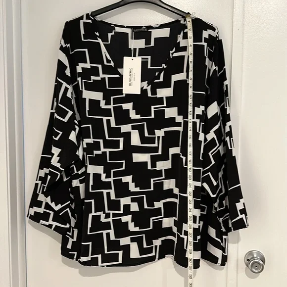 NWT Bloomchic 30 Plus, V-neck Blouse Beautiful black w/white, very elegant! - Picture 4 of 6